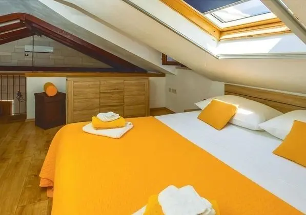 Ev (Anabella - open swimming pool - H(7))