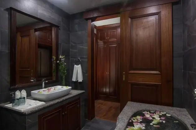 Premier Suite With Private Living Room - Kitchenette