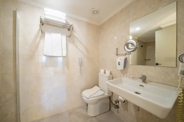 https://images.etstur.com/imgproxy/resize/2560x1440/files/images/hotelImages/etsrooms/512492/Anadolu_Hotels_Bodrum_20251125093822_1.jpg