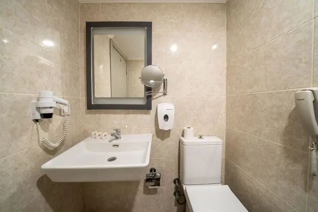 https://images.etstur.com/imgproxy/resize/2560x1440/files/images/hotelImages/etsrooms/512492/Anadolu_Hotels_Bodrum_20251125093822_2.jpg