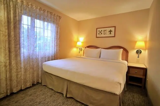 Süit (King Suite w/ French door to parlor)