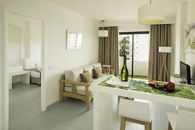 Standard Tek Büyük Yataklı Oda, Küçük Mutfak (Garden and Pool Pool View)