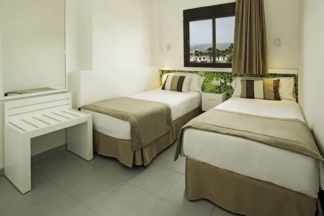 Standard Tek Büyük Yataklı Oda, Küçük Mutfak (Garden and Pool Pool View)