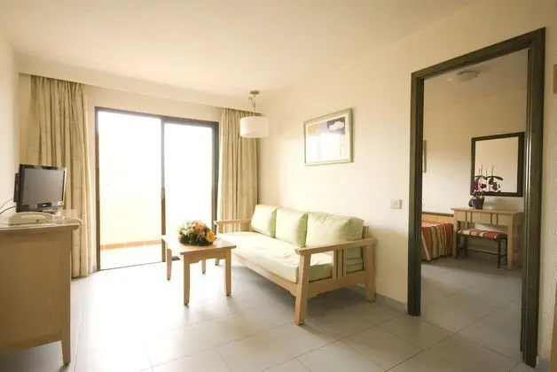 Standard Tek Büyük Yataklı Oda, Küçük Mutfak (Garden and Pool Pool View)