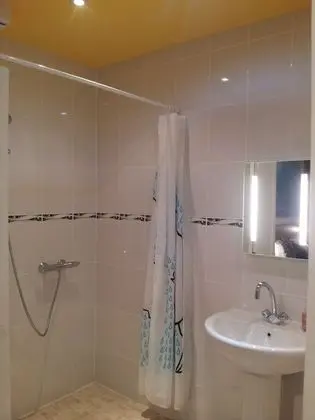 Family Üç Kişilik Oda, 1 Yatak Odası, Banyolu/Duşlu, Avlu Manzaralı (Room 5)