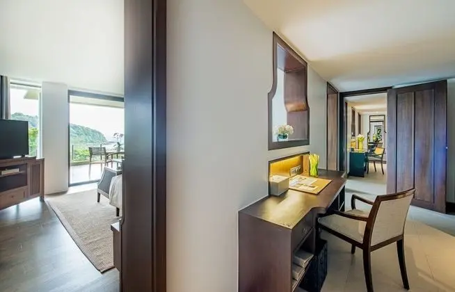Deluxe Layan Suite