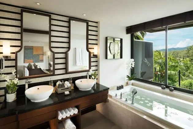 Deluxe Layan Suite