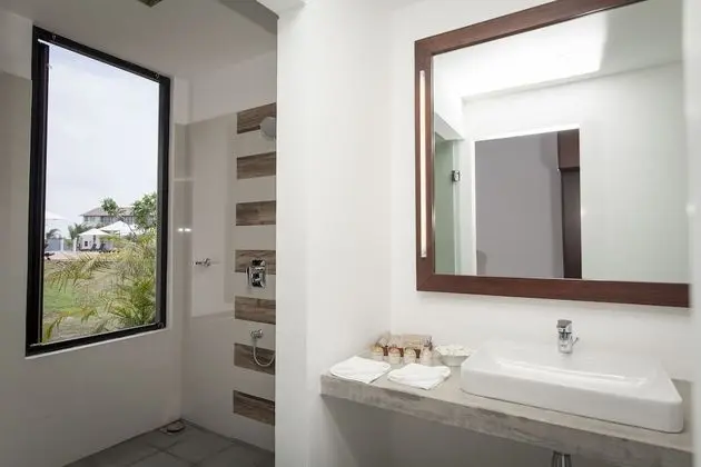 Deluxe Tek Büyük Yataklı Oda, 1 Yatak Odası, Kısmi Deniz Manzarası, Plaj Kenarı