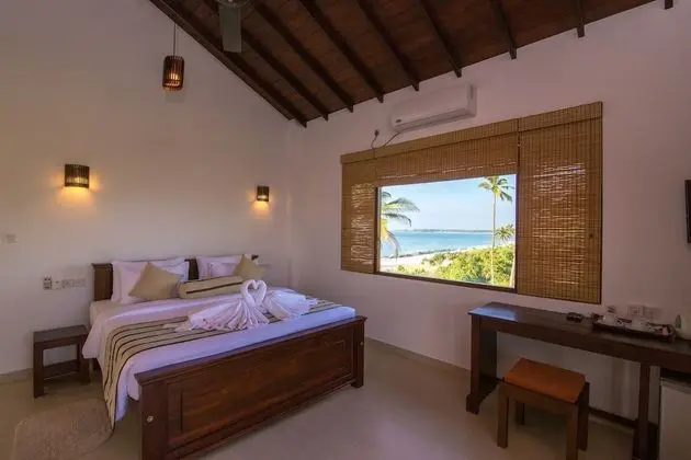 Deluxe Tek Büyük Yataklı Oda, Balkon, Kısmi Deniz Manzarası
