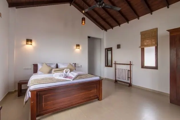 Deluxe Tek Büyük Yataklı Oda, Balkon, Kısmi Deniz Manzarası