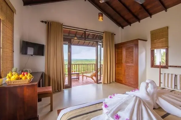 Deluxe Tek Büyük Yataklı Oda, Balkon, Kısmi Deniz Manzarası