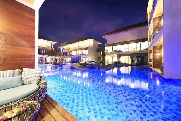 Deluxe Pool Access