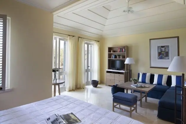 https://i.travelapi.com/lodging/1000000/90000/82300/82232/23b18b34_z.jpg