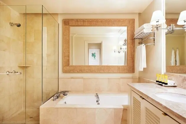 https://i.travelapi.com/lodging/1000000/90000/82300/82232/56690484_z.jpg