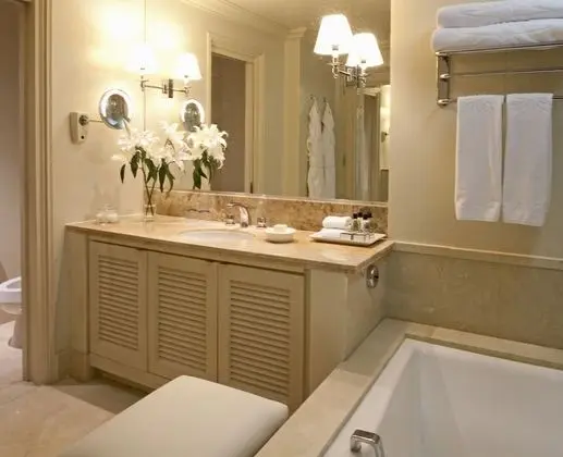 https://i.travelapi.com/lodging/1000000/90000/82300/82232/78c396db_z.jpg