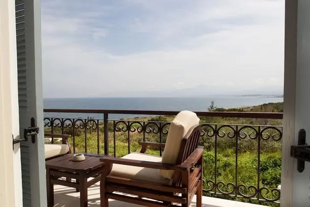 https://i.travelapi.com/lodging/1000000/90000/82300/82232/a103fb10_z.jpg