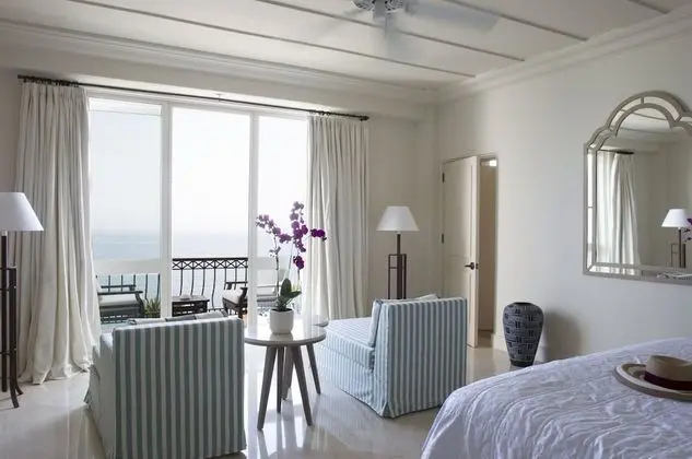 https://i.travelapi.com/lodging/1000000/90000/82300/82232/caf1b7ea_z.jpg
