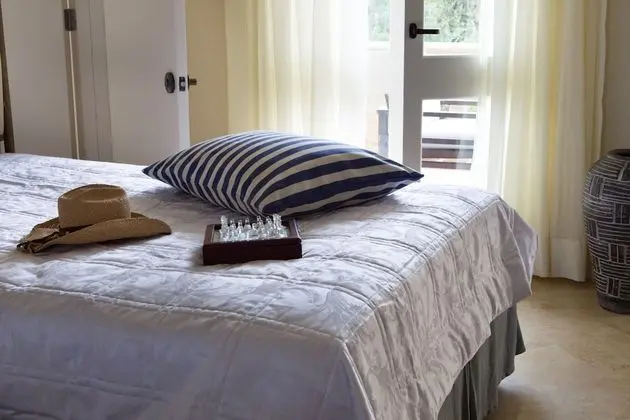 https://i.travelapi.com/lodging/1000000/90000/82300/82232/d4c89f6c_z.jpg