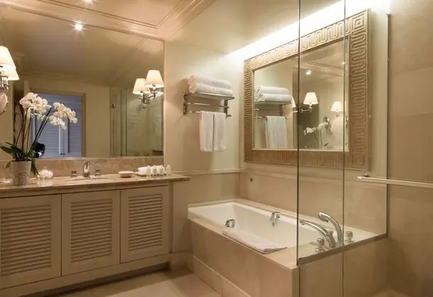 https://i.travelapi.com/lodging/1000000/90000/82300/82232/de17036f_z.jpg