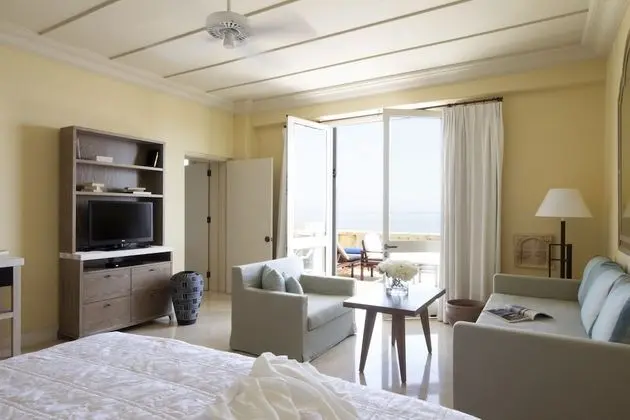 https://i.travelapi.com/lodging/1000000/90000/82300/82232/ed59744b_z.jpg