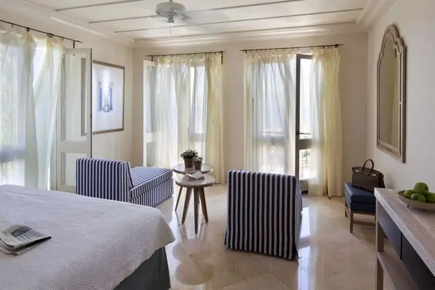 https://i.travelapi.com/lodging/1000000/90000/82300/82232/fd9a9d92_z.jpg