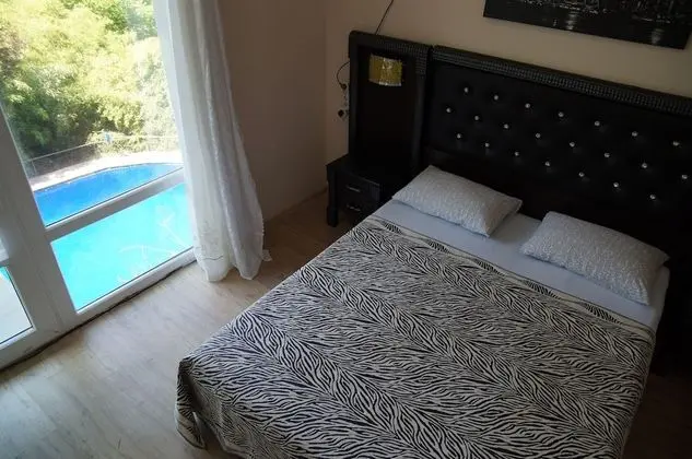 Standard Tek Büyük Yataklı Oda, Havuz Manzaralı