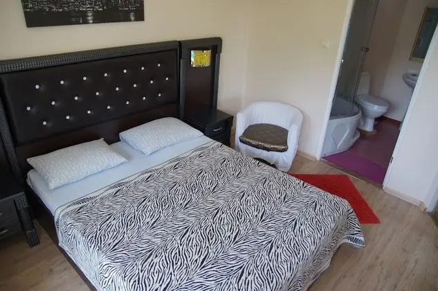 Standard Tek Büyük Yataklı Oda, Havuz Manzaralı