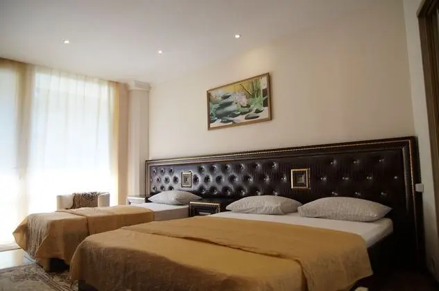 Standard Üç Kişilik Oda, Havuz Manzaralı