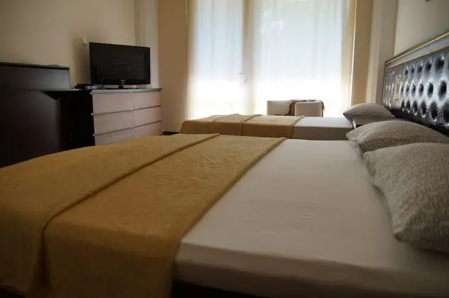 Standard Üç Kişilik Oda, Havuz Manzaralı