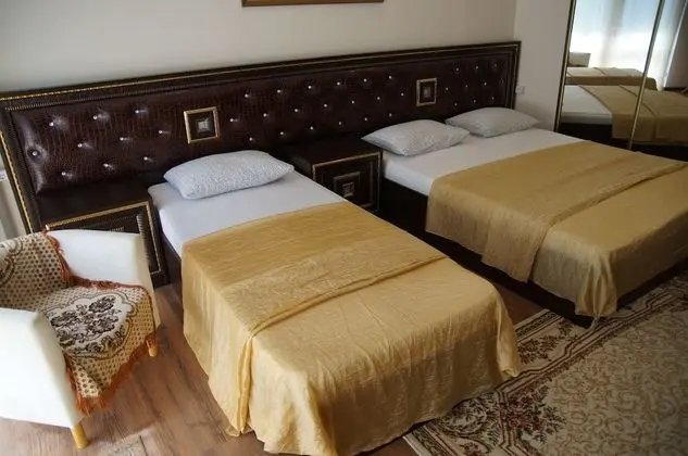 Standard Üç Kişilik Oda, Havuz Manzaralı