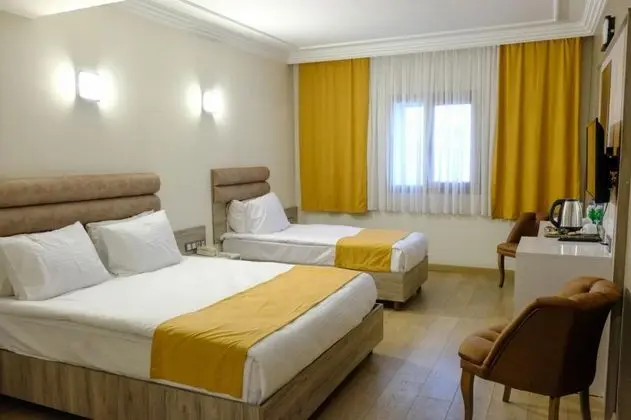 Triple, Şehir veya Dağ Manzaralı, Balkonsuz