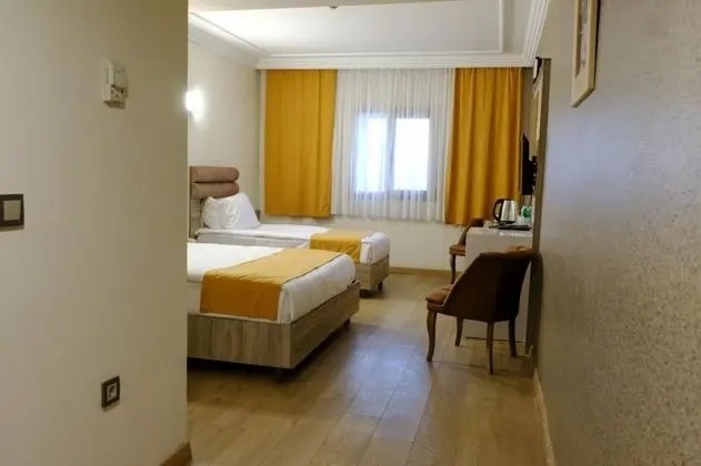 Triple, Şehir veya Dağ Manzaralı, Balkonsuz