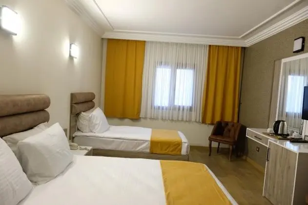 Triple, Şehir veya Dağ Manzaralı, Balkonsuz