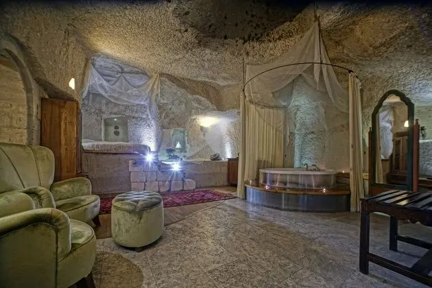Deluxe Cave Suite
