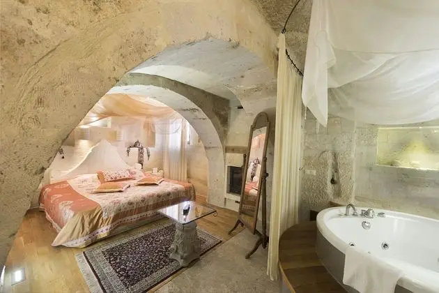 Deluxe Cave Suite