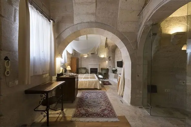 Deluxe Cave Suite