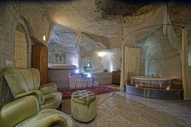 Deluxe Cave Suite