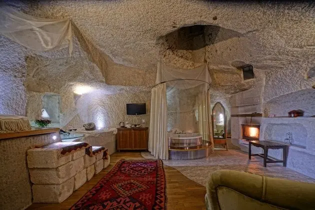 Deluxe Cave Suite