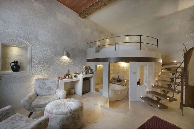Deluxe Cave Suite