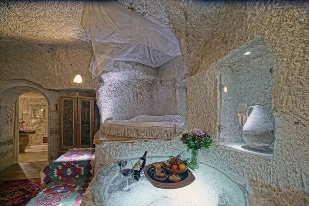 Deluxe Cave Suite