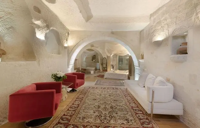 Deluxe Cave Suite