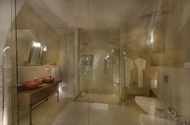 Deluxe Cave Suite