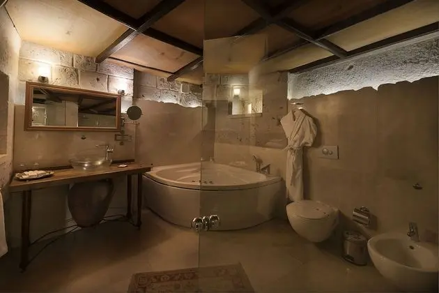 Deluxe Cave Suite