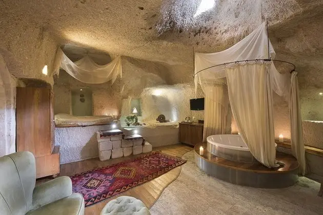 Deluxe Cave Suite