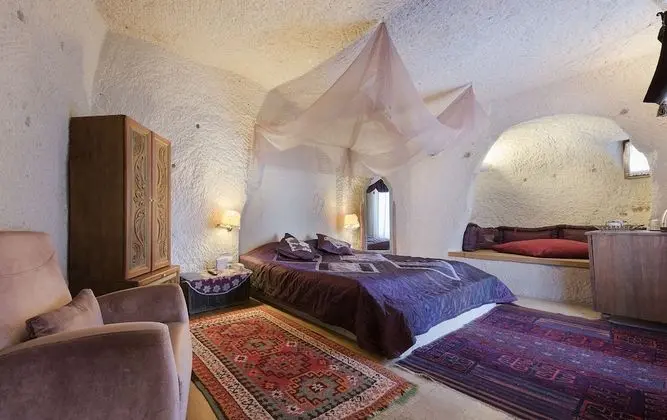 Deluxe Cave Suite