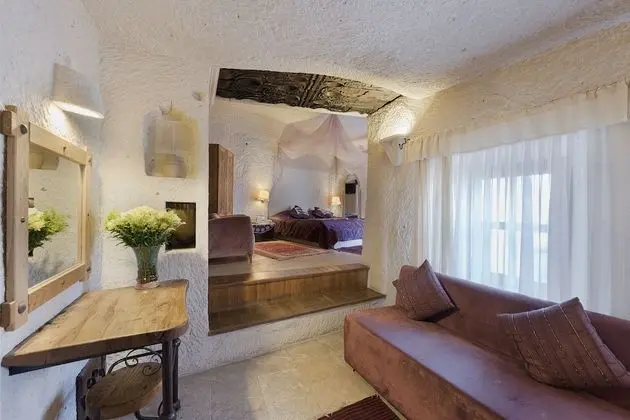Deluxe Cave Suite