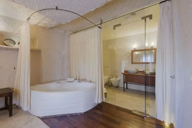 Deluxe Cave Suite