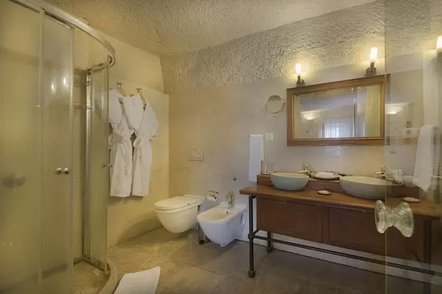 Deluxe Cave Suite