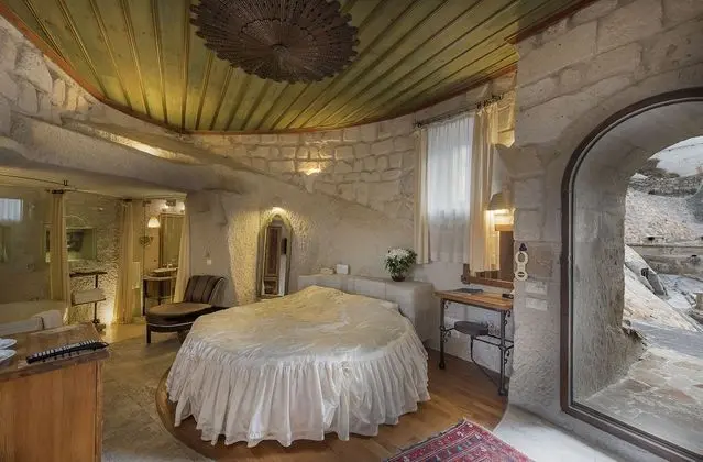 Deluxe Cave Suite