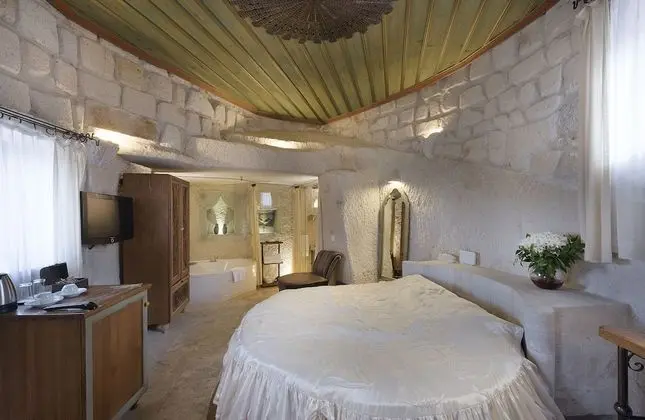 Deluxe Cave Suite